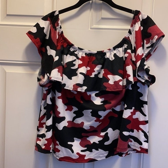 𝅺ARABELLA black/white/wine camo ruffle neckline crop top. 2X - Picture 5 of 7